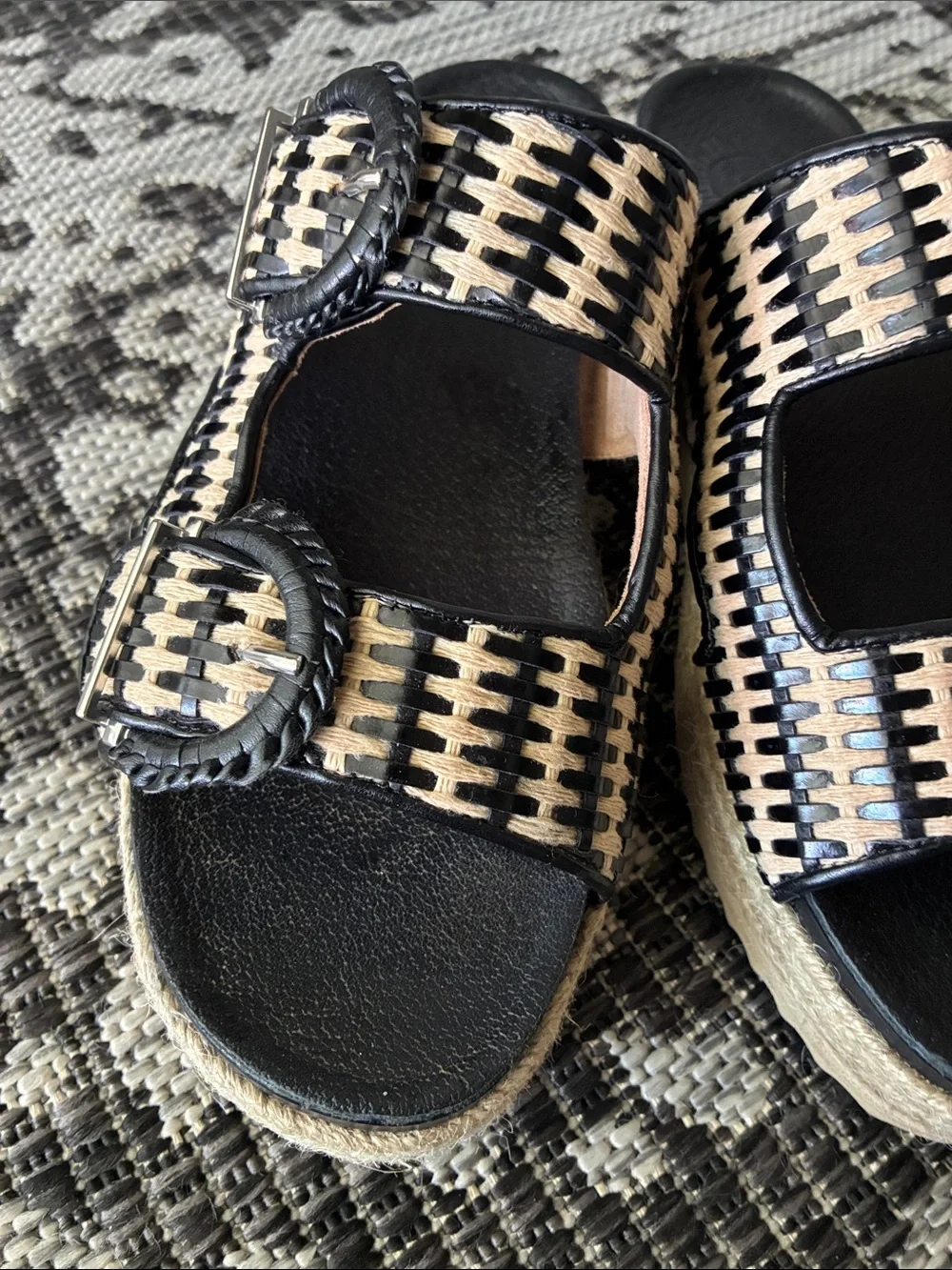 Brioso Women’s Woven Black and Natural Slide Sandals Size 9